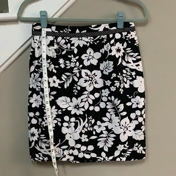 Black and white flower print skirt - Picture 1 of 6